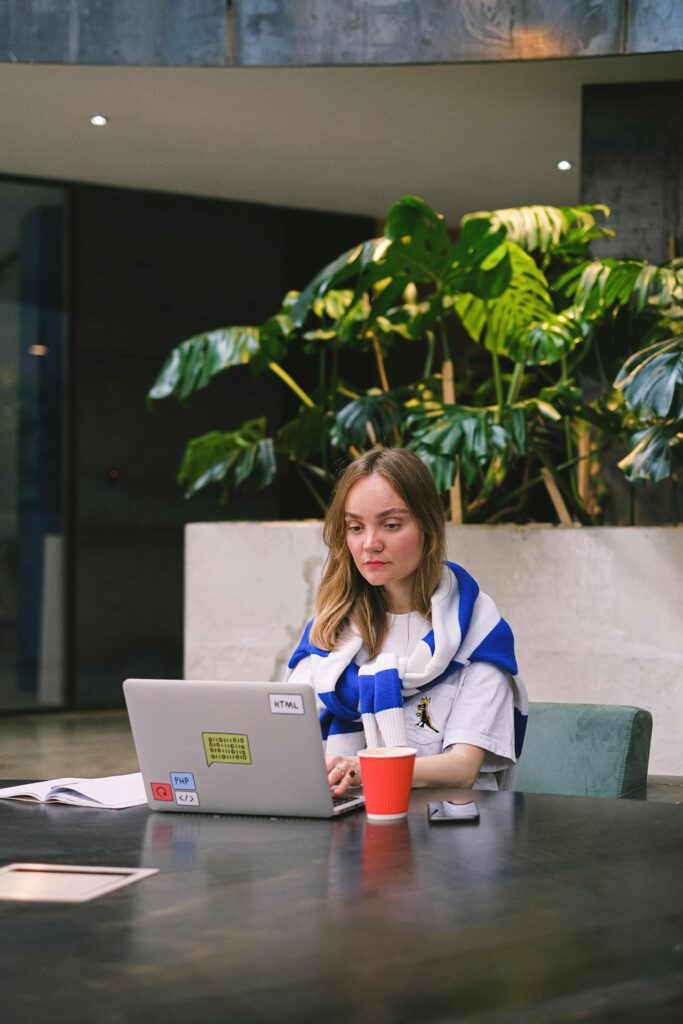 how much does an email marketing specialist make